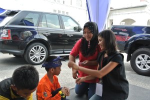 Kids learn to tie the tengkolok