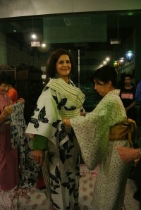 While some volunteers learned to drink tea, others learnt to tie the yukata.